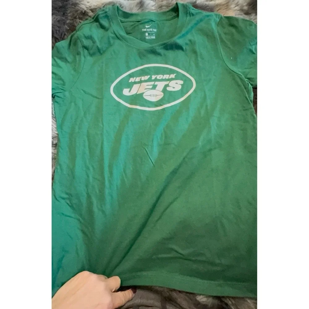 NWOT women's SIZE small green and white NIKE NEW YORK JETS t-shirt.